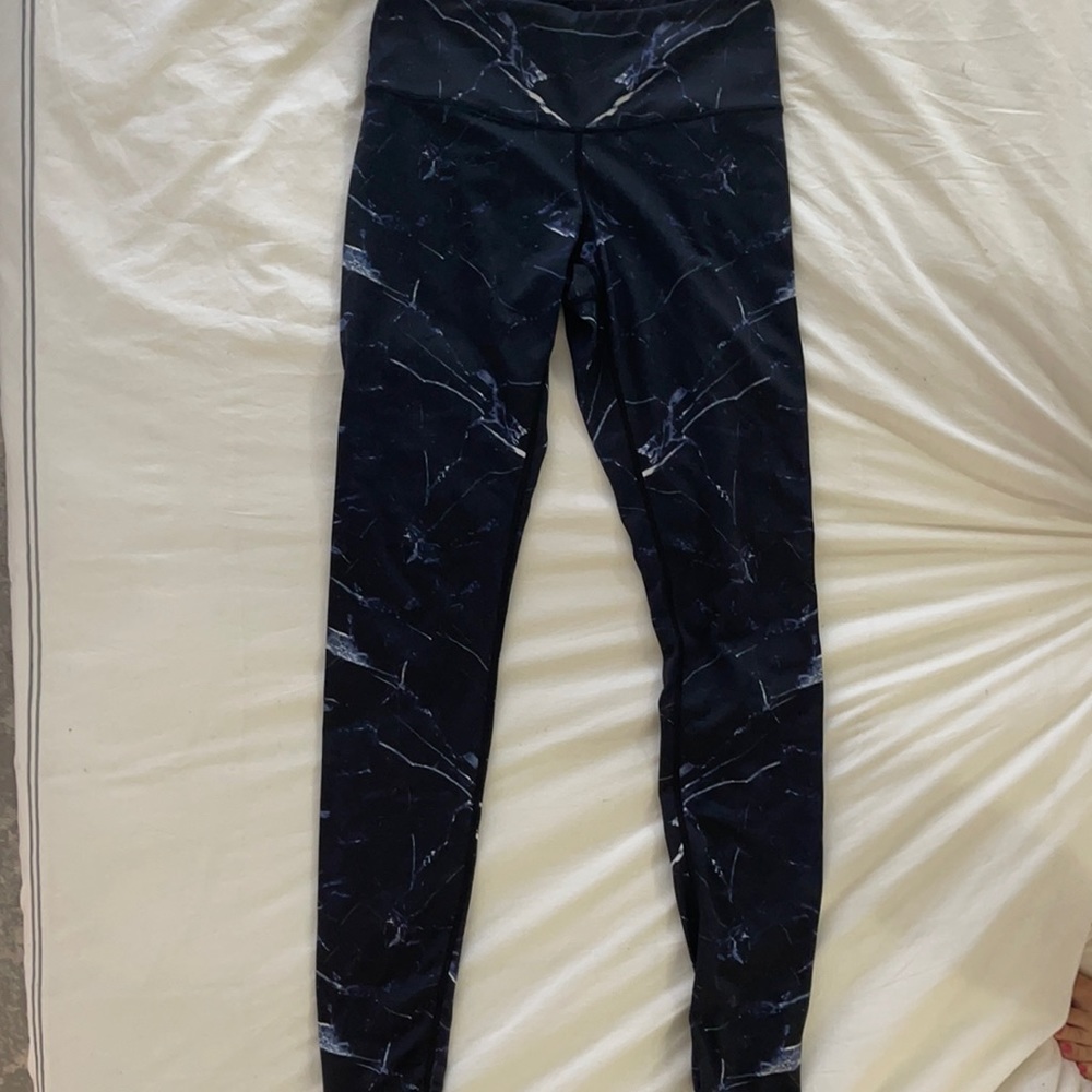 Barry’s bootcamp navy and white marble legging